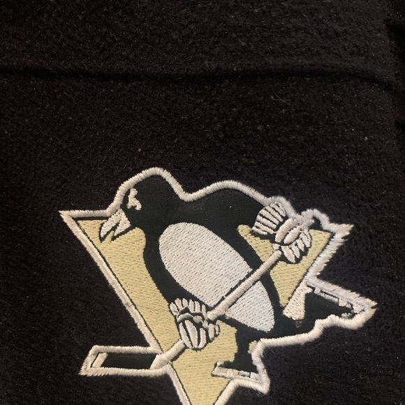 Reebok Pittsburgh Penguin 1/4 Zip Kids’ Black Pullover with embroidered Penguin - Picture 3 of 5